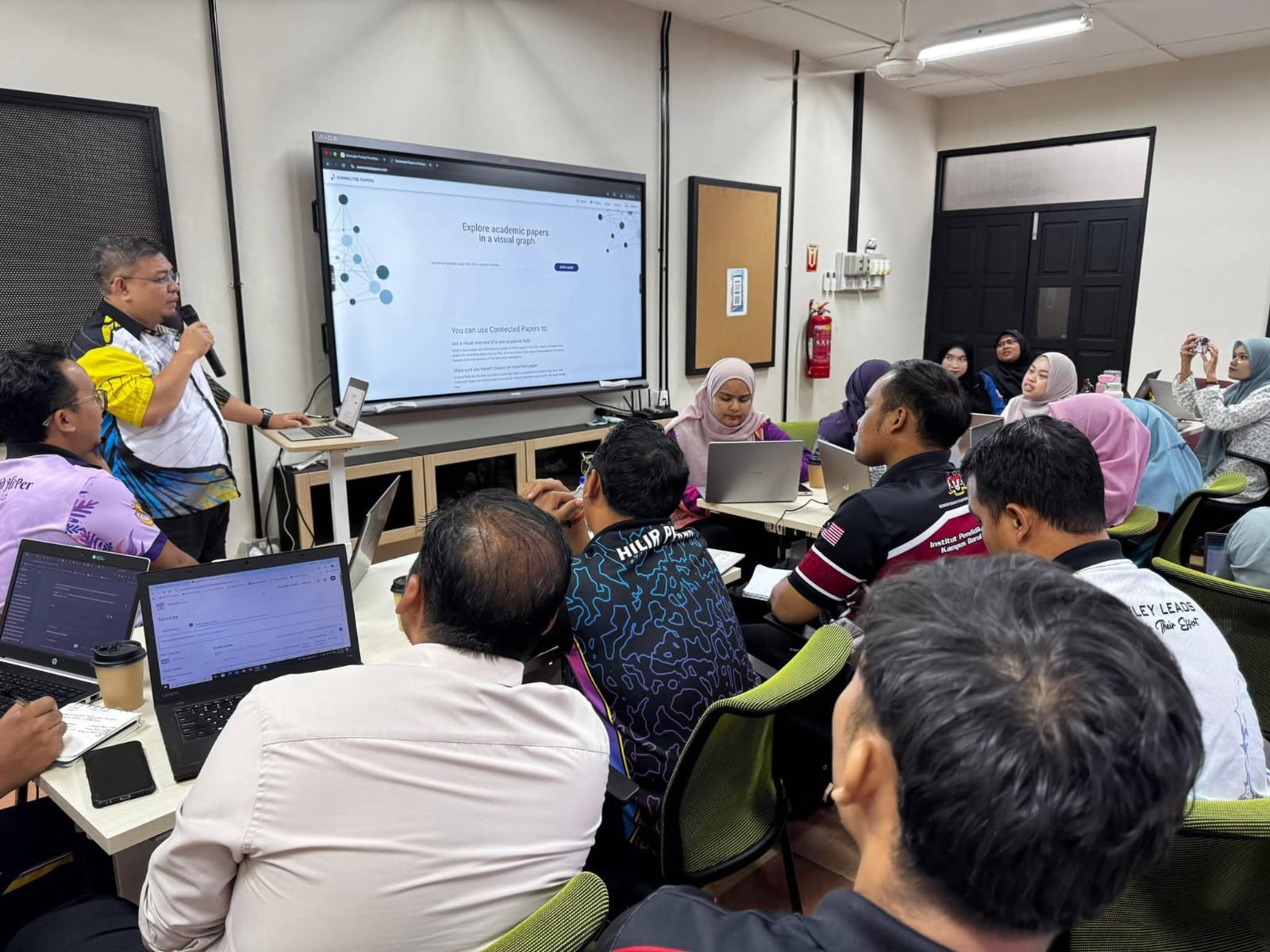 Go International! Dosen IBN Satria Abadi Berikan Materi "Explore Academic Papers in a Visual Graph" di Malaysia