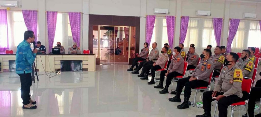 Dosen IBN Latih Bhabinkamtibmas Polres Tanggamus Dalam Mengelola Media Sosial
